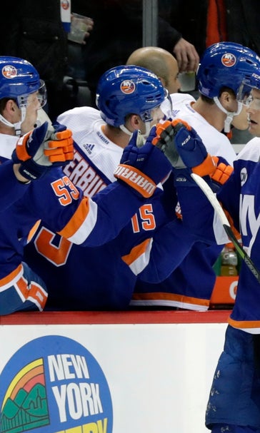 Kuhnhackl scores twice, Islanders beat Canucks 5-2